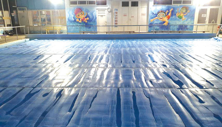 Γκράφιτι στην μικρή πισίνα