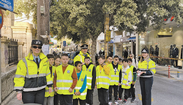 Σε αυτό συμβάλλει η Τροχαία που με τις επισκέψεις της σε σχολεία ενημερώνει και εκπαιδεύει σωστά τους αυριανούς οδηγούς.