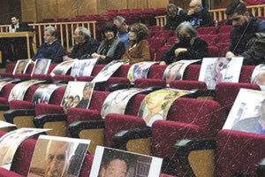 Φωτογραφίες των θυμάτων της τραγικής πυρκαγιάς στο Μάτι τον Ιούλιο του 2018 τοποθέτησαν οι συγγενείς κατά την δίκη