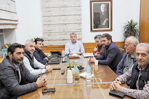 Υπεγράφη στην Περιφέρεια η αλλαγή χλοοτάπητα στο γήπεδο της Δαμάστας