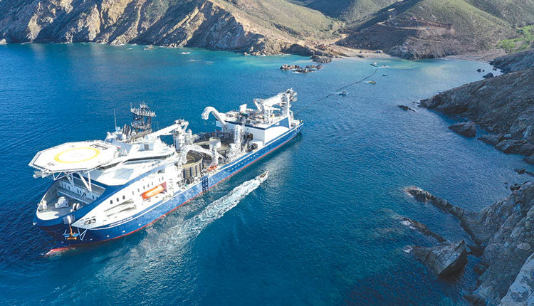 Το πλοίο που έχει επιστρατευτεί για την πόντιση του καλωδίου απέναντι  από το εργοτάξιο που σημειώθηκε ο εμπρησμός