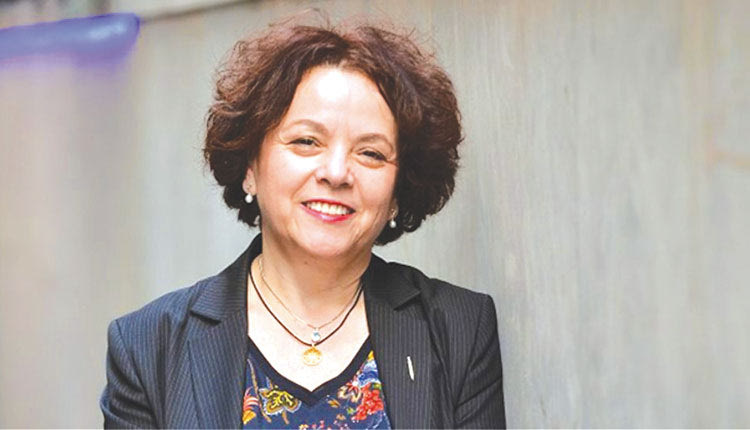 Η διευθύντρια του διεθνούς διαγωνισμού ελαιολάδου “Athena”  κα Μαρία  Κατσούλη στην “Π”