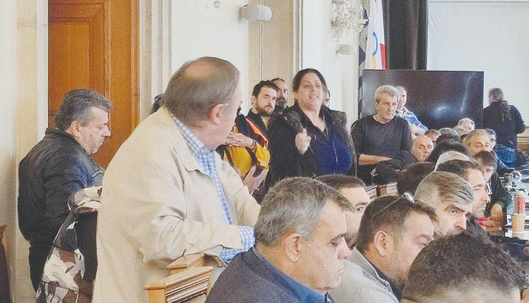 Κάτοικοι και καταστηματάρχες στη σύσκεψη της Λότζια