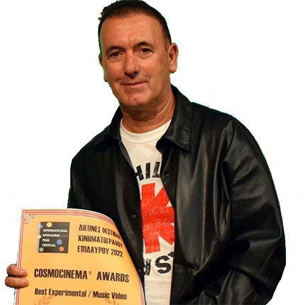 Ο εθισμός μου   στα social media, όπως επίσης  και των κοντινών μου προσώπων, μου  έδωσε το κίνητρο  να γράψω το τραγούδι  αυτό και να το  οπτικοποιήσω 