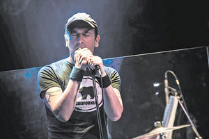 Ο ΓΙΑΝΝΗΣ ΣΑΡΧΙΑΝΑΚΗΣ ΜΙΛΑ ΣΤΗΝ “Π” ΜΕ ΑΦΟΡΜΗ ΤΗ ΒΡΑΒΕΥΣΗ ΤΟΥ ΣΤΟ ΦΕΣΤΙΒΑΛ ΤΗΣ ΕΠΙΔΑΥΡΟΥ Ο Ηρακλειώτης ροκάς που… «πούλησε» ροκ - με επιτυχία - στους Αμερικάνους