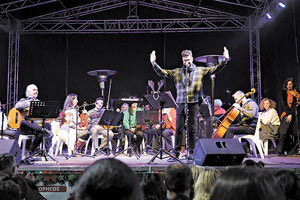 Το αδιαχώρητο δημιουργήθηκε την Παρασκευή στο κέντρο της πόλης, όπου ήταν απίστευτος ο κόσμος που κατέβηκε και παρακολούθησε τη φωταγώγηση του χριστουγεννιάτικου δέντρου.