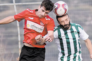 Ο Φράγκος (δεξιά) του ΠΟΑ σε φάση από το ματς με τη Μινωική.