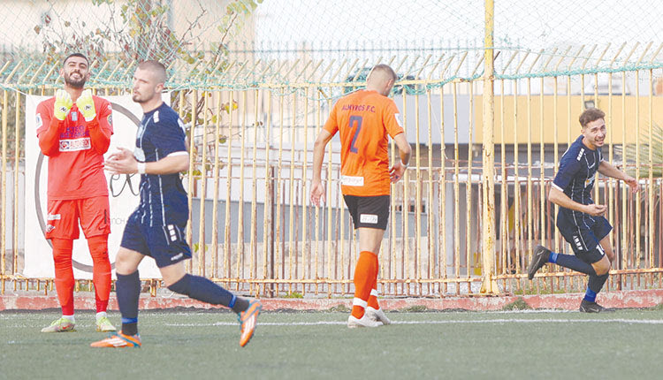  Ο Πήλιος έχει κάνει το 2-1 και ετοιμάζεται να πανηγυρίσει.