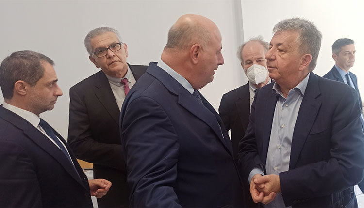 Ο κ. Τσιάρας υιοθέτησε την πρόταση Αρναουτάκη  υπό τα βλέμματα Σενετάκη και Καρκανάκη