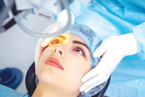 Στα σχόλιά τους προς τον FDA, άνθρωποι που υποβλήθηκαν σε διαθλαστική χειρουργική αναφέρουν ότι υπέστησαν επιπλοκές που τους άλλαξαν τη ζωή, ενώ άλλοι ήταν ενθουσιασμένοι. [Uli Seit/ The New York Times] ΡΟΝΙ ΚΑΡΙΝ ΡΑΜΠΙΝ / THE NEW YORK TIMES