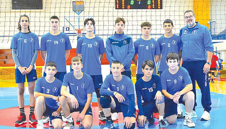 Η πρώτη ομάδα παμπαίδων της Μεσσαράς με τον προπονητή του Συλλόγου Παναγιώτη Ιωάννου