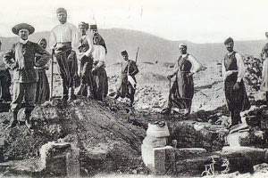 ΦΩΤΟΗΜΕΡΑΣ: Στις ανασκαφές της ιταλικής αποστολής στη Φαιστό 1900-1910 (φωτογραφία του Μπεχαεντίν).