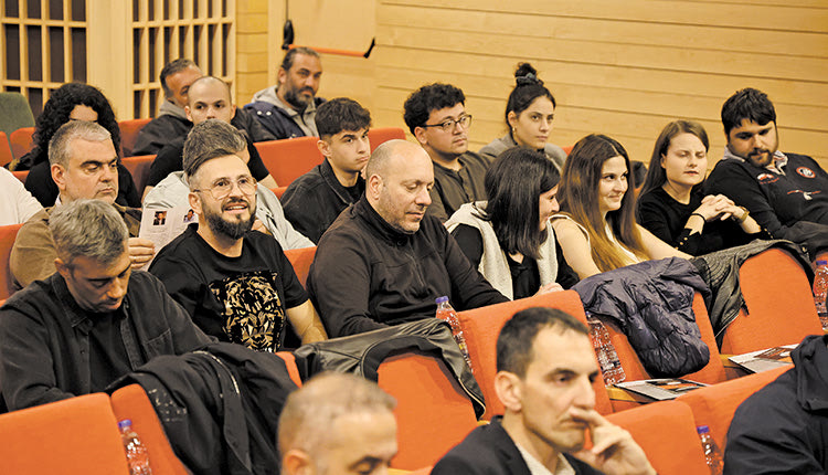   Διαιτητές παρακολουθούν το σεμινάριο