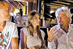 Ήταν το glamour girl της Ευρωπαϊκής Ένωσης, πρώην τηλεπαρουσιάστρια, που η αγάπη της για την πολιτική την έκανε αντιπρόεδρο του Ευρωπαϊκού Κοινοβουλίου σε ηλικία, μόλις 44 ετών», αναφέρει η online έκδοση της Daily Mail για την Εύα Καϊλή μετά το σκάνδαλο του Qatargate.