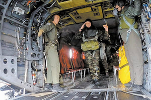 Μήνυμα για τη μαχητικότητα και την αποφασιστικότητα των Ενόπλων Δυνάμεων έστειλε ο αρχηγός ΓΕΕΘΑ, στρατηγός Κωνσταντίνος Φλώρος, με το εντυπωσιακό άλμα με αλεξίπτωτο που πραγματοποίησε χθες Πέμπτη.