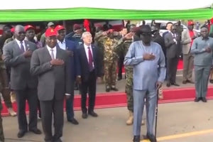 Τον γύρο του διαδικτύου κάνει τις τελευταίες ώρες ένα βίντεο που δείχνει τον πρόεδρο του Νότιου Σουδάν, Σάλβα Κιίρ Μαγιαρντίτ, να μην μπορεί να κρατηθεί, με αποτέλεσμα να κάνει την ανάγκη του δημόσια.