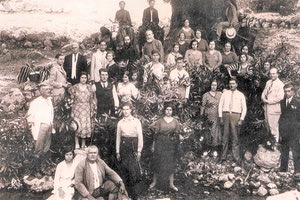 ΦΩΤΟΗΜΕΡΑΣ: Προετοιμασίες για γάμο σε χωριό της Κρήτης (1934).