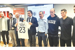 Ο κ. Πουρσανίδης δώρισε μια φανέλα του ΟΦΗ στον κ. Συλλιγνάκη κατα την διάρκεια της παρουσίασης της συνεργασίας όπου έδωσαν το “παρών” και παίκτες της ομάδας