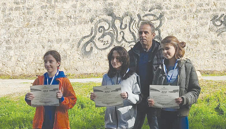 Από την απονομή των κοριτσιών στα 1.500μ. Γυμνασίων