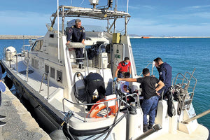 Για πολλή ώρα προσπαθούσαν λιμενικοί και διασώστες του ΕΚΑΒ να επαναφέρουν τον συγκυβερνήτη στη ζωή