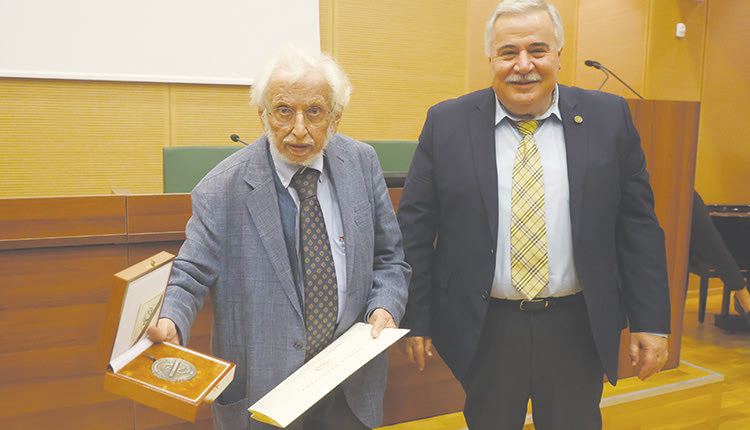 Ο κ. Γραμματικάκης αποφάσισε όχι μόνο να επιστρέψει στον γενέθλιο τόπο, αλλά και να διαπρέψει διεθνώς!