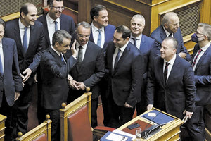 Την αίθουσα των κοινοβουλευτικών συντακτών επισκέφθηκε λίγο μετά την υπερψήφιση του Προϋπολογισμού ο πρωθυπουργός Κυριάκος Μητσοτάκης και τούς ευχήθηκε καλές γιορτές