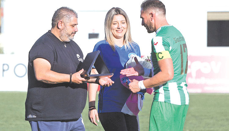 Πρώτα τιμήθηκε και μετά αποβλήθηκε