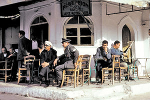 ΦΩΤΟΗΜΕΡΑΣ: Το καφενείο στην πλατεία Κορνάρου στο Ηράκλειο το 1963 (Φωτ. Konrad Helbig/Deutsche Fotothek).