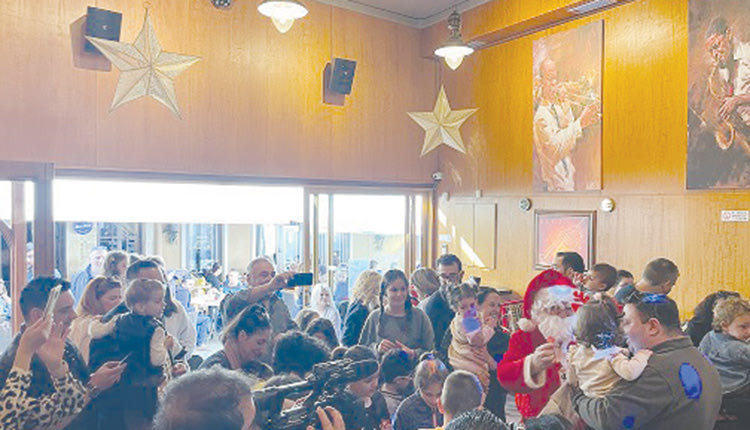 Νωρίτερα ήρθε φέτος ο Άγιος Βασίλης για τα παιδιά των δημοσιογράφων. Είχαν περάσει δύο χρόνια από την τελευταία φορά που οργανώθηκε ανάλογη γιορτή, λόγω της πανδημίας. Την Κυριακή οι δημοσιογράφοι – μέλη της ΕΣΗΕΠΗΝ, αλλά και μη μέλη της Ένωσης, έζησαν ξανά γιορτινές στιγμές