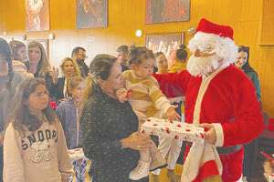 Νωρίτερα ήρθε φέτος ο Άγιος Βασίλης για τα παιδιά των δημοσιογράφων. Είχαν περάσει δύο χρόνια από την τελευταία φορά που οργανώθηκε ανάλογη γιορτή, λόγω της πανδημίας. Την Κυριακή οι δημοσιογράφοι – μέλη της ΕΣΗΕΠΗΝ, αλλά και μη μέλη της Ένωσης, έζησαν ξανά γιορτινές στιγμές