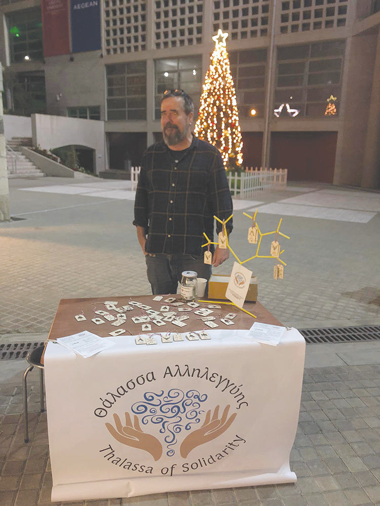 Κατά τη διάρκεια της εκδήλωσης ο καθένας μπορούσε να παίξει διάφορα παιχνίδια, να γράψει τις αποτυχίες του και να τις στολίσει στο χριστουγεννιάτικο δέντρο και να αγοράσει ξύλινα χριστουγεννιάτικα στολίδια, κάνοντας μια δωρεά στη Θάλασσα Αλληλεγγύης - Thalassa of Solidarity.