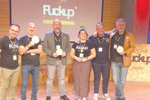 Αριστερά ο κ. Κώστας Βασσάκης, μέλος της ομάδας Bizrupt, δίπλα του ο κ. Στέφανος Ξενάκης, στη μέση ο κ. Δημήτρης Μουντάκης, η κ. Αλεξάνδρα Καραπιδάκη, μέλος της ομάδας Bizrupt, δίπλα της ο παρουσιαστής της εκδήλωσης κ. Βασίλης Μανιάς, δεξιά ο κ. Κώστας Καρνίκης