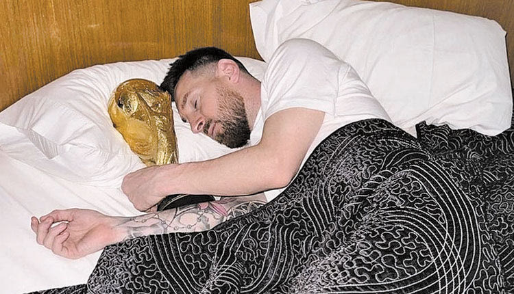 Αγκαλιά με το τρόπαιο του Μουντιάλ κοιμήθηκε ο Μέσι