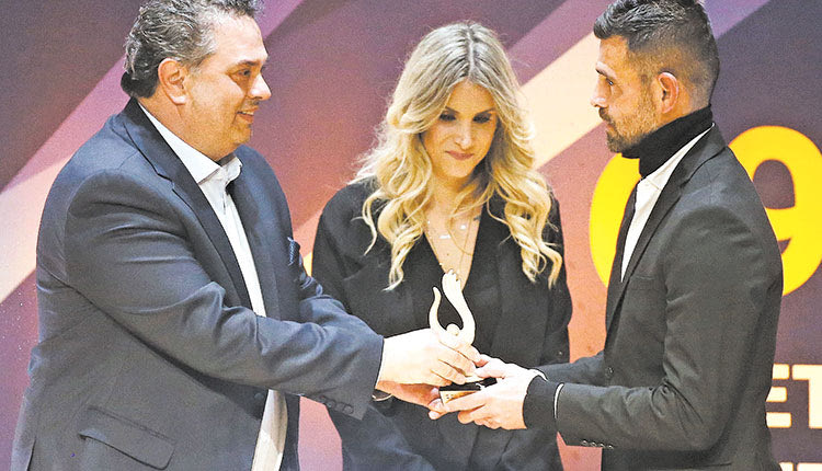   Ο Μιχάλης Μουρούτσος παρέλαβε    το βραβείο από τον κ. Πιτσούλη