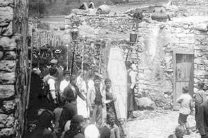 ΦΩΤΟΗΜΕΡΑΣ: Μια φωτογραφία ντοκουμέντο από κηδεία στη Νεάπολη Λασιθίου στις αρχές του προηγούμενου αιώνα.