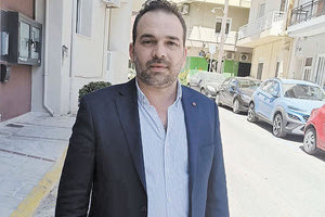 Το ΠΑΣΟΚ θέλει, ο πρόεδρος το εγκρίνει, ο Παύλος Σκουλάς ήταν ένθερμος μιας τέτοιας προοπτικής, αλλά κάτι στράβωσε από ό,τι μαθαίνω για να είναι ο τελευταίος υποψήφιος βουλευτής με το κόμμα στον νομό Ηρακλείου.