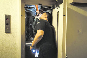 Απίστευτο περιστατικό! Νεκρό βρήκε τον σύζυγό της μέσα στο σπίτι τους μια γυναίκα στην Κοζάνη, που έμεινε εγκλωβισμένη στο ασανσέρ για 18 ώρες.