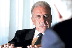 Εξετάζεται η πιθανότητα εμπλοκής Αβραμόπου για το σκάνδαλο του Qatar