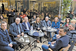 Ε, μπουγάτσα απόλαυσε στο κατάστημα "Φυλλοσοφίες" και η υφυπουργός Υγείας, αρμόδια για θέματα Ψυχικής Υγείας, Ζωή Ράπτη, που συμμετείχε νωρίς χθες το πρωί σε εορταστική δράση και μοίρασε αλκοολόμετρα στους Ηρακλειώτες. 