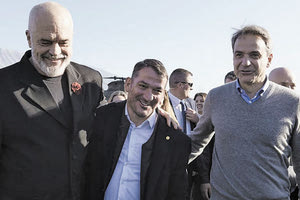  «Θα κάνω ό,τι περνάει από το χέρι μου προκειμένου να βοηθήσω στην επίλυση των ζητημάτων που σας αφορούν» δεσμεύθηκε ενώπιον εκατοντάδων ομογενών της Αλβανίας ο Κυριάκος Μητσοτάκης που είχε μαζι του τον Πύρρο Δήμα