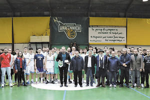 Αναμνηστική φωτογραφία με όλους τους συμμετέχοντες στο φιλανθρωπικό αγώνα που έγινε στο Αρκαλοχώρι