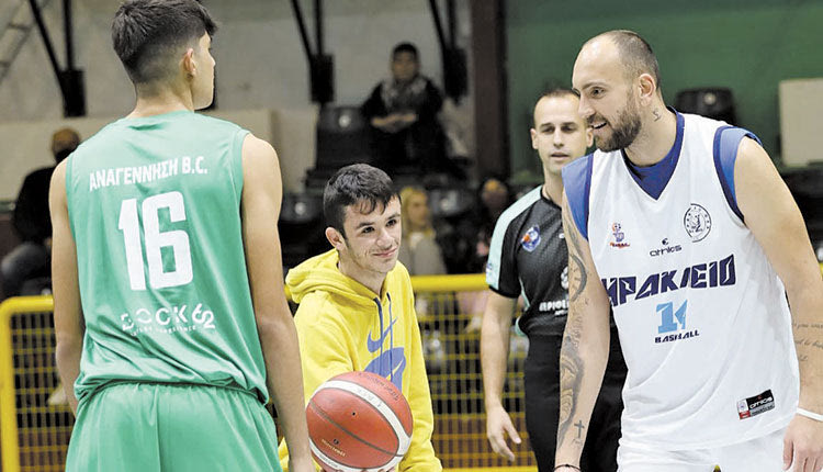   Στιγμιότυπο από το τζάμπολ του φιλικού