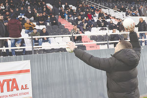 Μπάλες πέταξαν οι άνθρωποι του ΟΦΗ στην κερκίδα