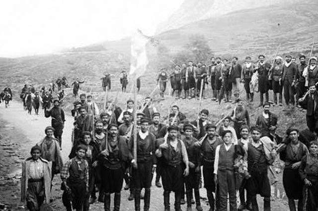 ΦΩΤΟΗΜΕΡΑΣ: Κρήτες διαδηλώνουν υπέρ της Ενώσεως το 1908.