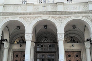 Τους πρόλαβε ο παπάς!