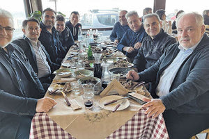 Με αφορμή τα Χριστούγεννα και την ονομαστική του εορτή, ο Μανώλης Στρατάκης, ερευνητής του Ινστιτούτου Ηλεκτρονικής Δομής και Λέιζερ, ανέβασε μία φωτογραφία από ένα γεύμα, όπου διακρίνονται επιστήμονες πολλών κλάδων