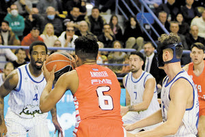 Ο Αμπόσι (Νο 6) στο χθεσινό ντεμπούτο του στην Α1