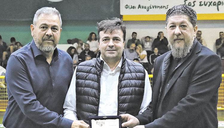 Τ’ αδέλφια Μαρκογιαννάκη παίρνουν την πλακέτα από τον αντιπεριφερειάρχη κ. Συριγωνάκη