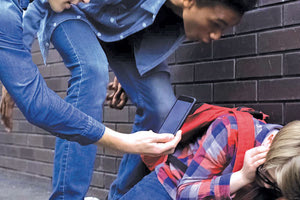 Το μπούλινγκ είναι ένας ψυχικός βιασμός που δεν ξεπερνιέται ποτέ και επηρεάζει την ενήλικη ζωή μας