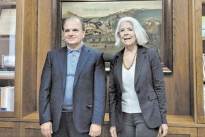 Η πρόξενος κ. Μάρις Δασκαλαντωνάκη κάλεσε ήδη προσωπικότητες στην Κρήτη. Το Προξενείο επισκέφθηκαν η διευθύντρια του Ινστιτούτου Θερβάντες Αθηνών, κ. Πιλάρ Τένα, και η διευθύντρια Σπουδών του Ινστιτούτου, κ. Μαριμπέλ Χιμένο Πανές